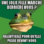 Jolie fille qui marche pas loin