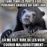 Tenir la porte pour se moquer